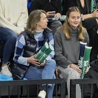 La Infanta Cristina, muy divertida junto a Johanna Zott en un partido de balonmano de Pablo Urdangarin 