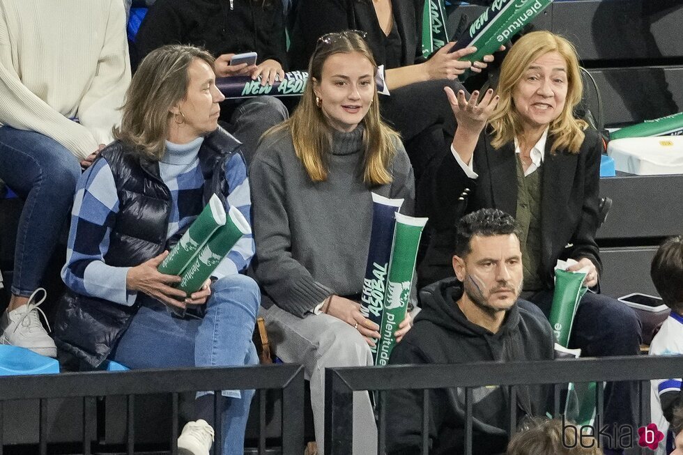 La Infanta Cristina, muy divertida junto a Johanna Zott en un partido de balonmano de Pablo Urdangarin