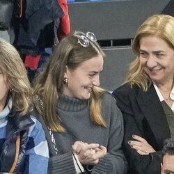 La Infanta Cristina y Johanna Zott, muy cómplices en un partido de balonmano de Pablo Urdangarin en Granollers