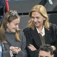 La Infanta Cristina y Johanna Zott, muy cómplices en un partido de balonmano de Pablo Urdangarin en Granollers