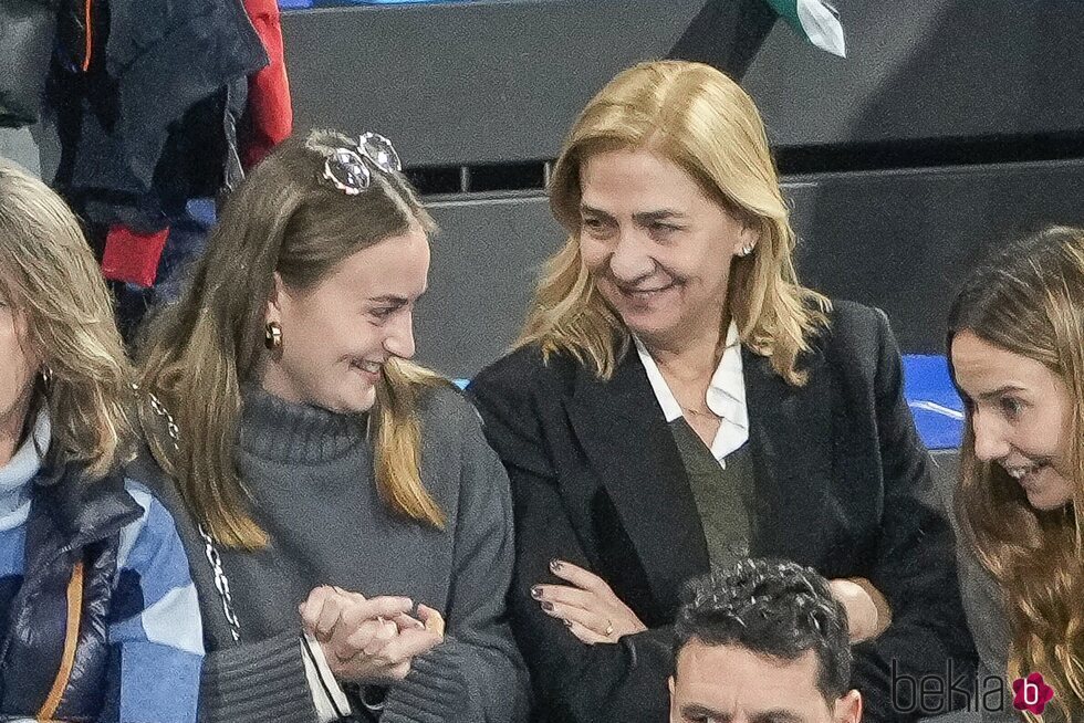 La Infanta Cristina y Johanna Zott, muy cómplices en un partido de balonmano de Pablo Urdangarin en Granollers