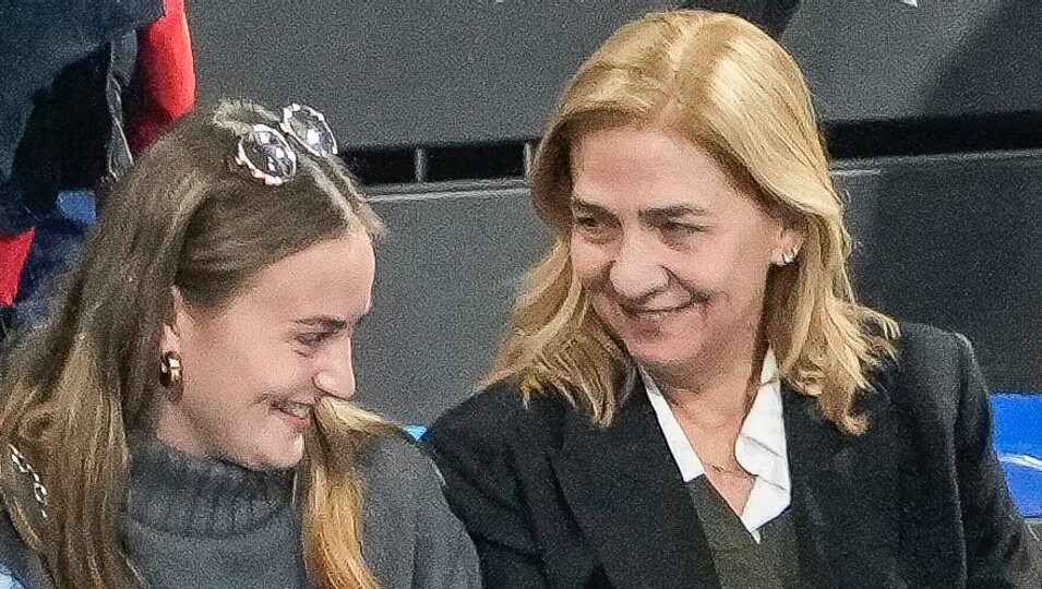 La Infanta Cristina y Johanna Zott, muy cómplices en un partido de balonmano de Pablo Urdangarin en Granollers