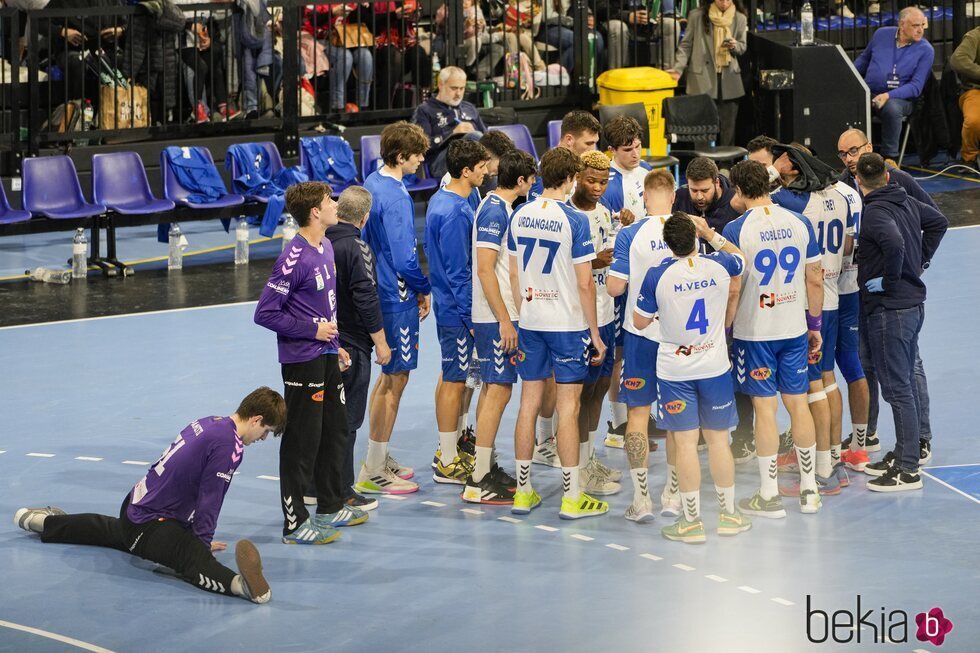 Pablo Urdangarin y su equipo en un partido de balonmano entre Fraiklin BM Granollers y el Helvetia Anaitasuna