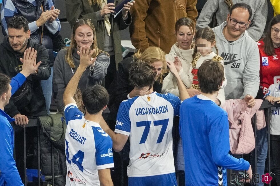 La Infanta Cristina felicita a Pablo Urdangarin tras su victoria ante el Helvetia Anaitasuna