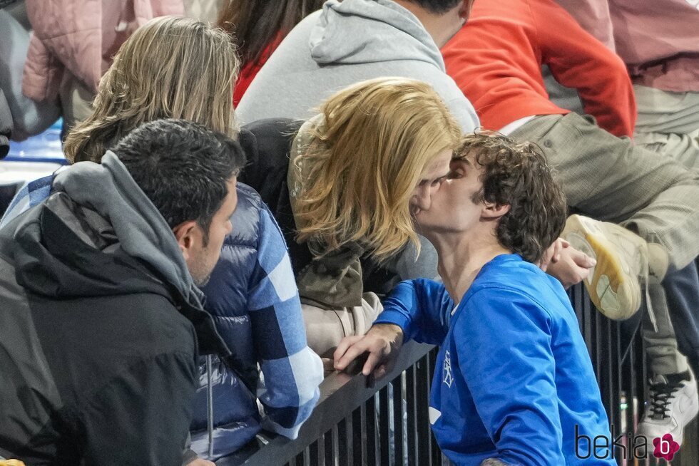 Pablo Urdangarin besa a la Infanta Cristina en un partido de balonmano