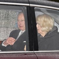 Los Reyes Carlos y Camilla regresan a Londres desde Sandringham para que Carlos III prosiga su tratamiento contra el cáncer