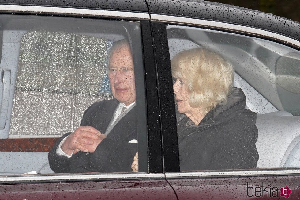 Los Reyes Carlos y Camilla regresan a Londres desde Sandringham para que Carlos III prosiga su tratamiento contra el cáncer