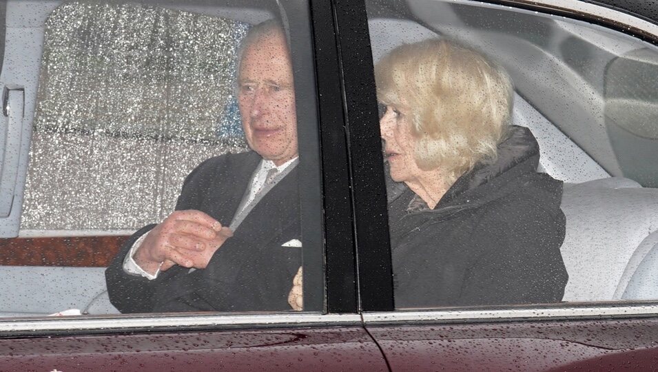 Los Reyes Carlos y Camilla regresan a Londres desde Sandringham para que Carlos III prosiga su tratamiento contra el cáncer