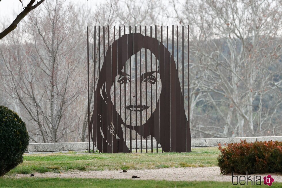 Escultura de acero de la Reina Letizia en los jardines del Palacio de La Zarzuela