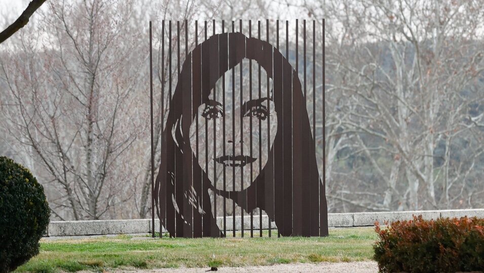 Escultura de acero de la Reina Letizia en los jardines del Palacio de La Zarzuela