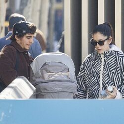 Miguel Herrán y Celia Pedraza cuidando a su hija María