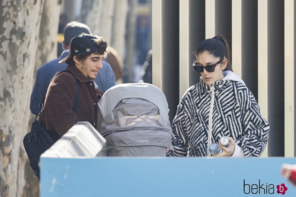 Miguel Herrán y Celia Pedraza cuidando a su hija María