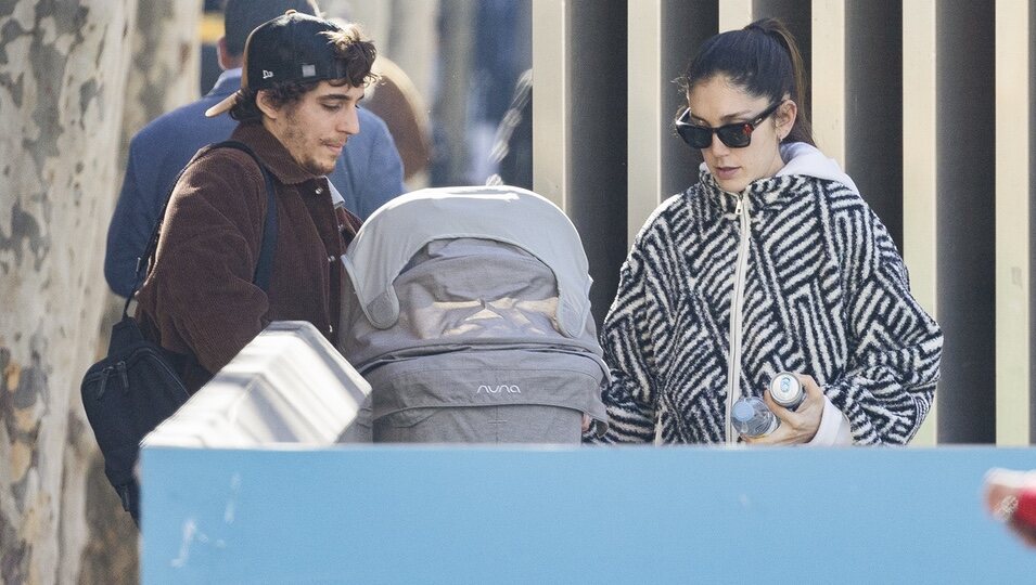 Miguel Herrán y Celia Pedraza cuidando a su hija María