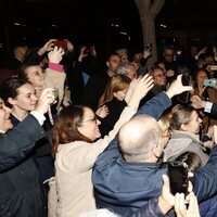 El Rey Felipe VI se da un baño de masas en Barcelona tras un acto oficial