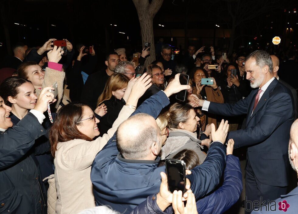 El Rey Felipe VI se da un baño de masas en Barcelona tras un acto oficial