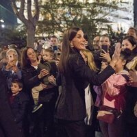 La Reina Letizia se da un baño de masas en Barcelona tras un acto oficial