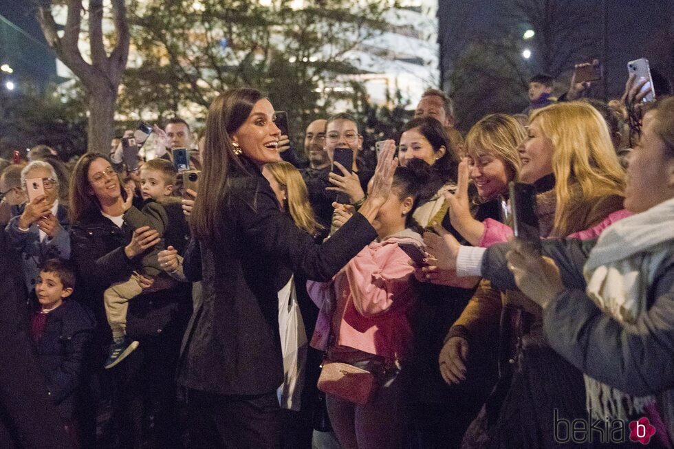 La Reina Letizia se da un baño de masas en Barcelona tras un acto oficial