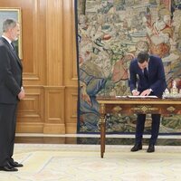 Pedro Sánchez firma la reforma del artículo 49 de la Constitución Española en presencia del Rey Felipe VI