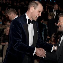 El Príncipe Guillermo y David Beckham se saludan en los Premios Bafta 2024