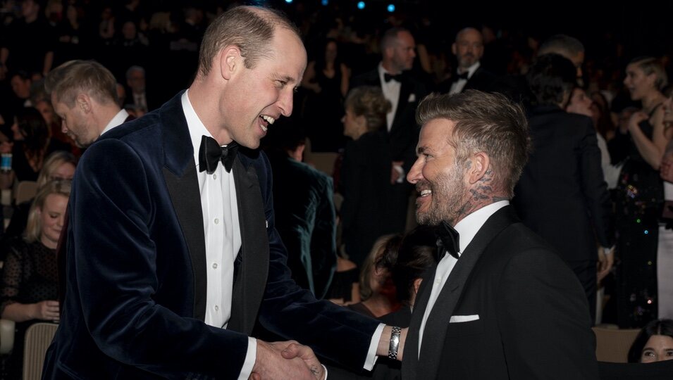 El Príncipe Guillermo y David Beckham se saludan en los Premios Bafta 2024