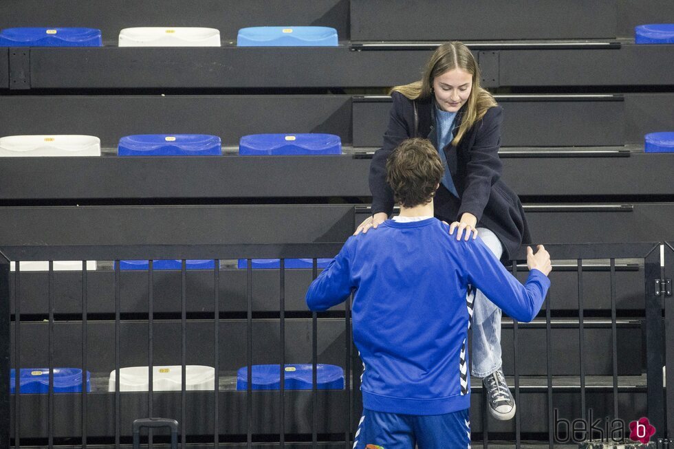 Pablo Urdangarin y Johanna Zott, muy cariñosos en un partido de balonmano en Granollers