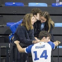 Pablo Urdangarin besa a Johanna Zott tras un partido de balonmano en Granollers