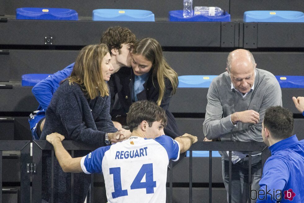 Pablo Urdangarin besa a Johanna Zott tras un partido de balonmano en Granollers