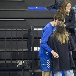 Pablo Urdangarin y Johanna Zott besándose en un partido de balonmano