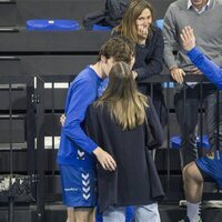 Pablo Urdangarin y Johanna Zott besándose en un partido de balonmano