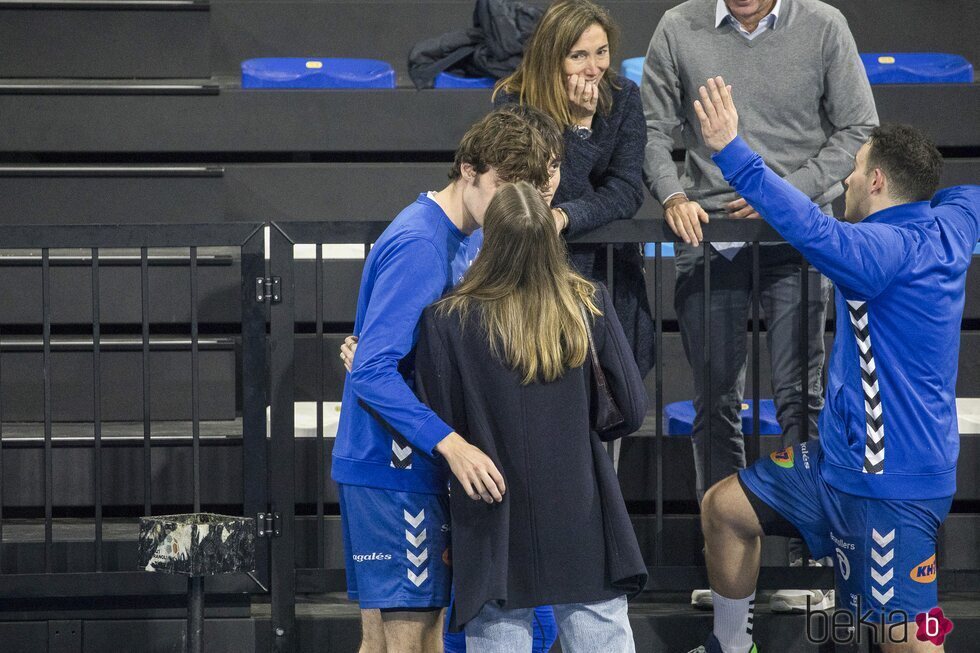 Pablo Urdangarin y Johanna Zott besándose en un partido de balonmano