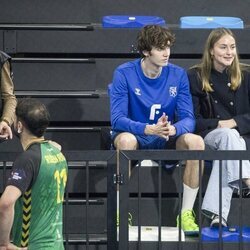 Pablo Urdangarin y Johanna Zott en las gradas del Palau d'Esports de Granollers