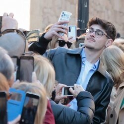 La Reina Letizia se hace un selfie con un chico en Salamanca