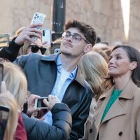 La Reina Letizia se hace un selfie con un chico en Salamanca