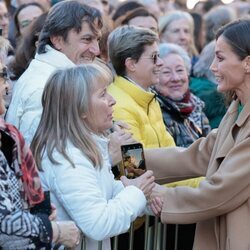 La Reina Letizia saludando a una señora en Salamanca