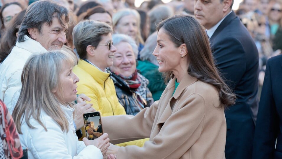 La Reina Letizia saludando a una señora en Salamanca