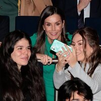 La Reina Letizia se hace un selfie con unas chicas en el Tour del Talento en Salamanca