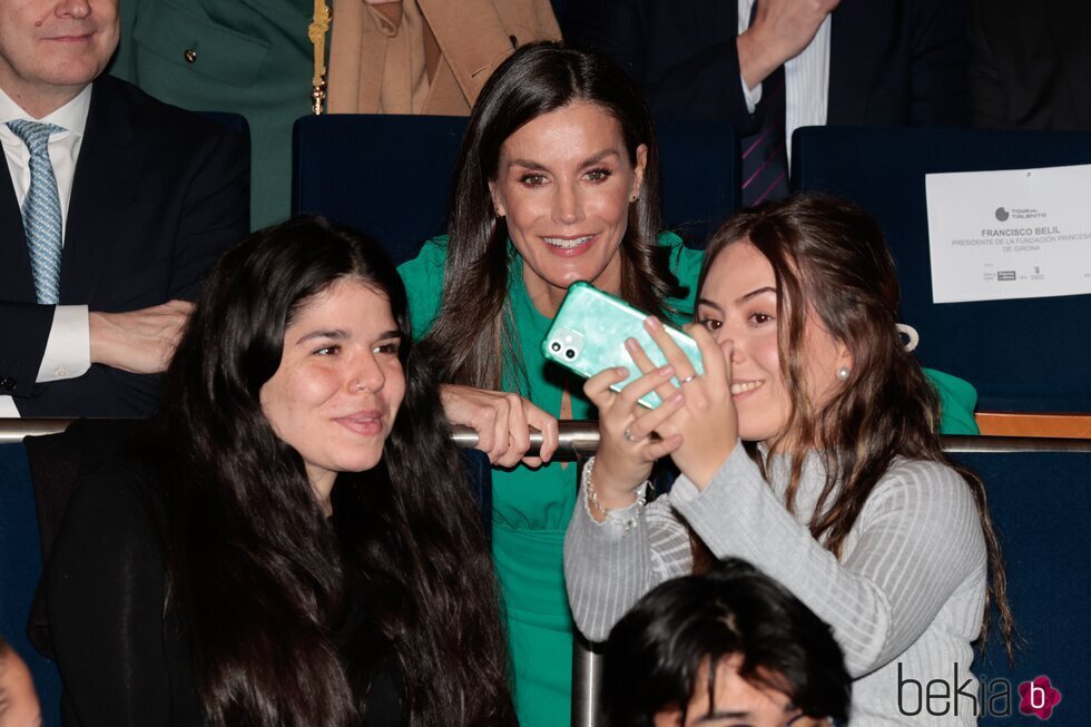 La Reina Letizia se hace un selfie con unas chicas en el Tour del Talento en Salamanca