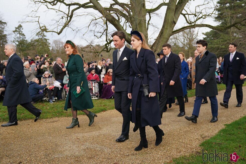 El Príncipe Andrés y Sarah Ferguson, Beatriz de York y Edo Mapelli y los hijos de Sarah Chatto en la Misa de Navidad 2023