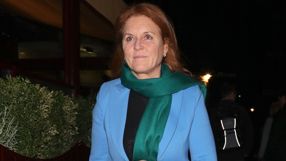 Sarah Ferguson con unas zapatillas con el lema de la Familia Real Británica 