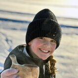 Estelle de Suecia, muy sonriente en la nieve