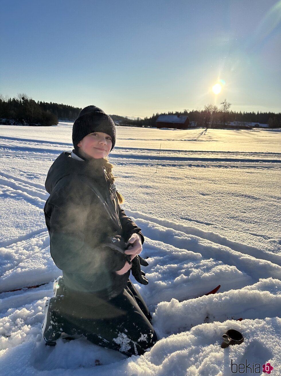 Estelle de Suecia en la nieve en un posado por su 12 cumpleaños