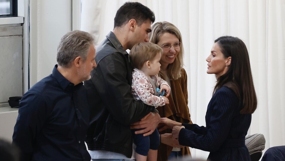 La Reina Letizia hablando con una familia con un niño pequeño en su visita a Valencia para apoyar a las víctimas del incendio