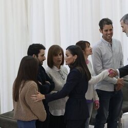 Los Reyes Felipe y Letizia saludando a las víctimas del incendio de Valencia