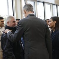 Los Reyes Felipe y Letizia saludando a algunas de las víctimas del incendio de Valencia