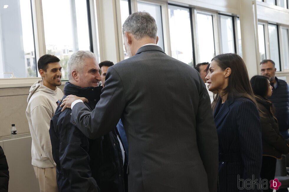 Los Reyes Felipe y Letizia saludando a algunas de las víctimas del incendio de Valencia