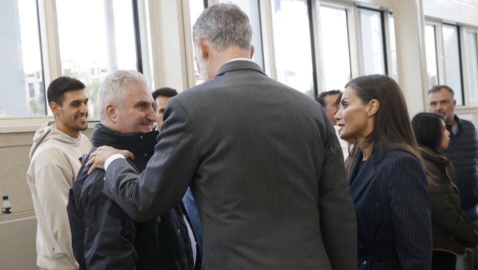 Los Reyes Felipe y Letizia saludando a algunas de las víctimas del incendio de Valencia