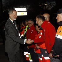 El Rey Felipe VI saludando a los servicios de emergencia que ayudaron en el incendio de Valencia