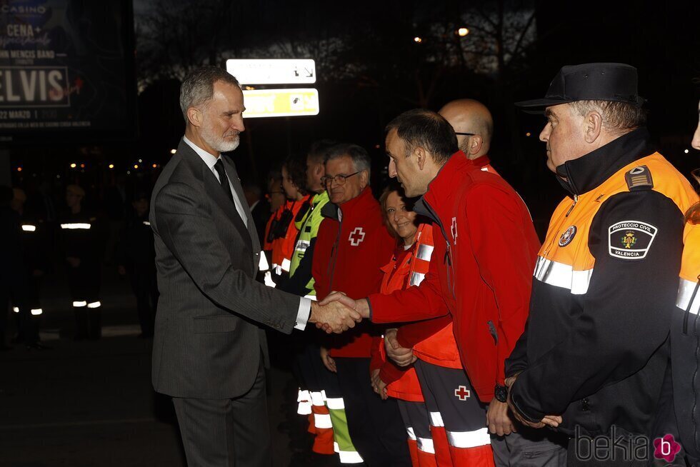 El Rey Felipe VI saludando a los servicios de emergencia que ayudaron en el incendio de Valencia