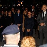 Los Reyes Felipe y Letizia en su visita a la zona del incendio de Valencia