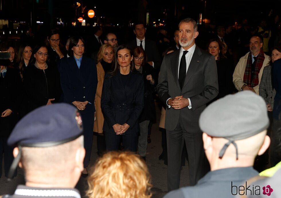 Los Reyes Felipe y Letizia en su visita a la zona del incendio de Valencia